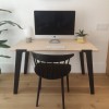 Petite table moderniste